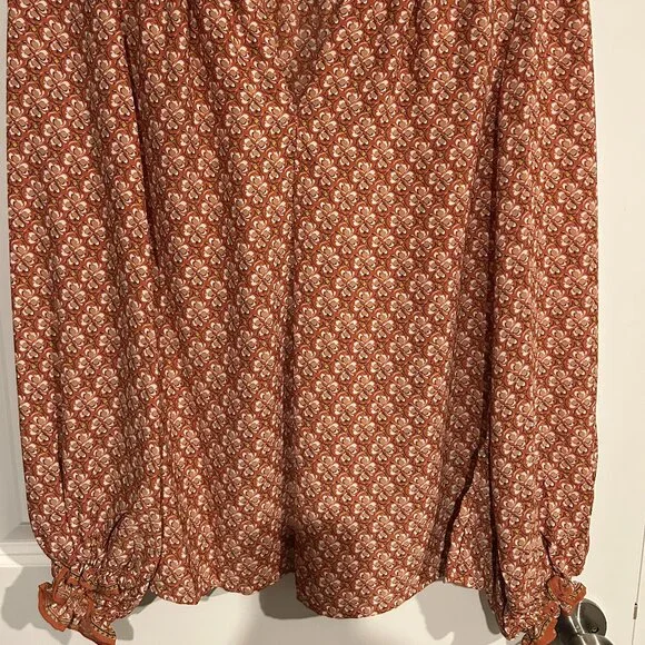 Blouse in Size Small - Picture 2 of 3